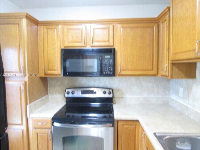 Building Photo - 5111 W Oakland Park Blvd