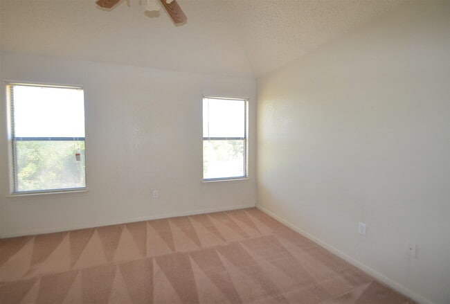 Building Photo - AMAZING 4 BED/ 2 BATH HOME IN WESTERN HILL...