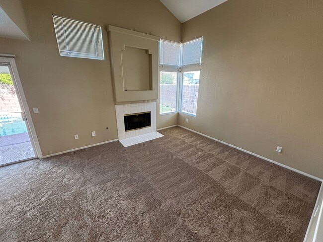 Building Photo - Gorgeous 5Bed/2Bath Home located in Sunris...