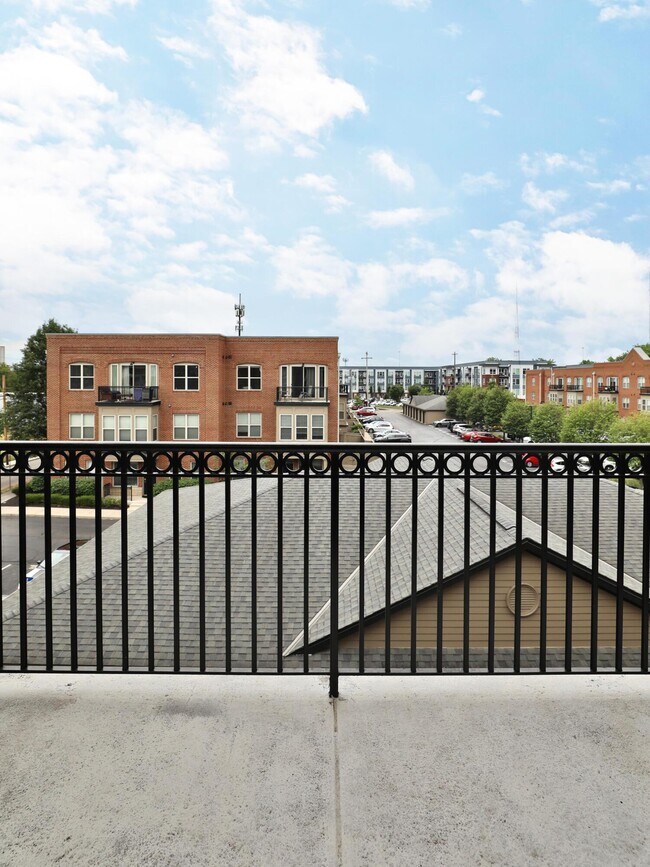 Building Photo - 511 W 1st Ave