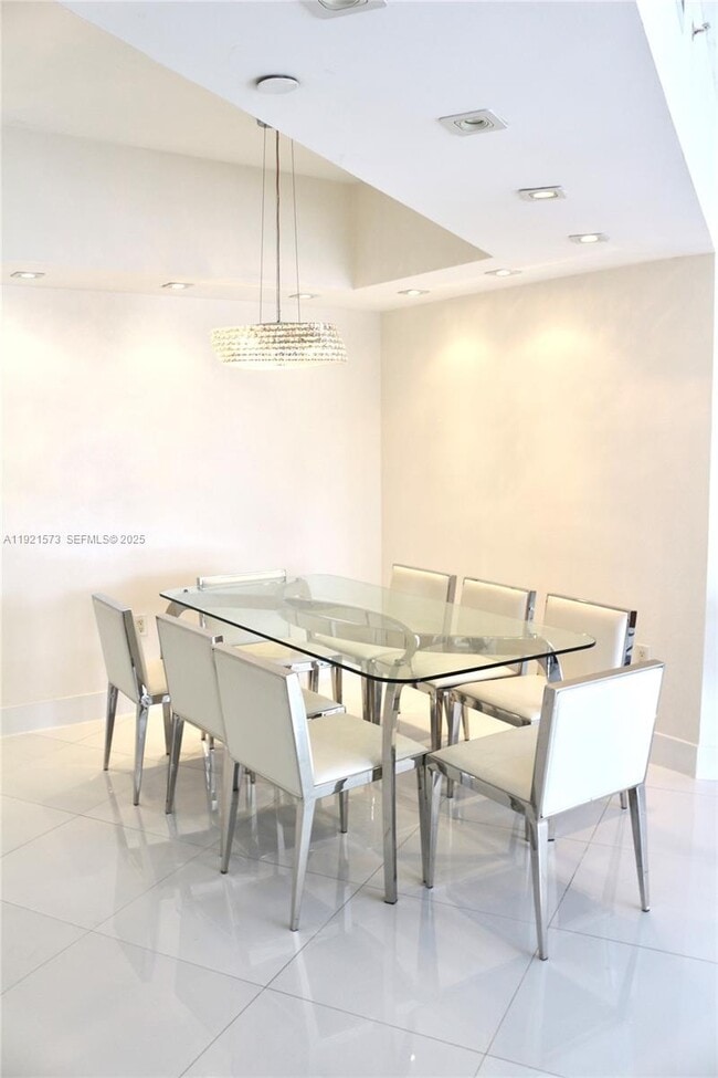 Building Photo - 20000 E Country Club Dr