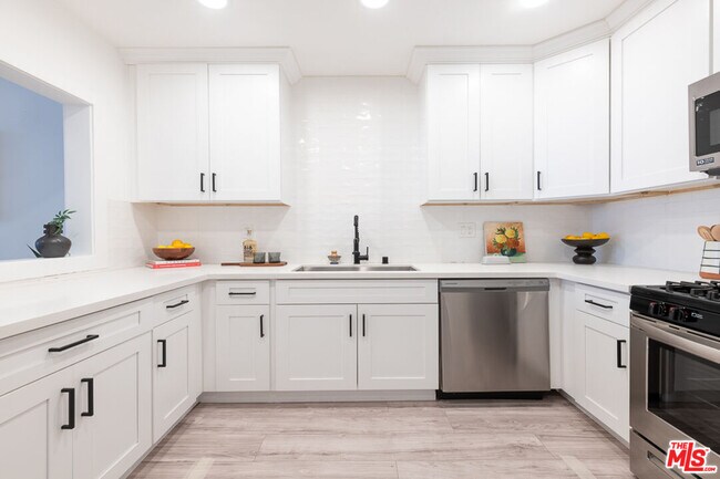 Building Photo - 839 Larrabee St