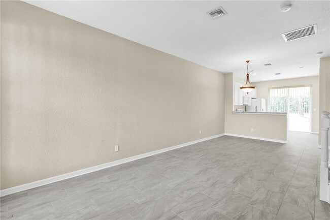 Building Photo - 9943 E Villa Cir