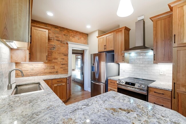 Building Photo - 557 S Grant Ave