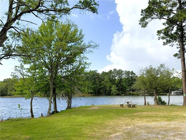 Building Photo - 207 Riverbend Dr