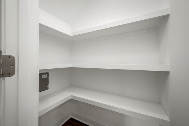 Building Photo - 555 Gresham Ln