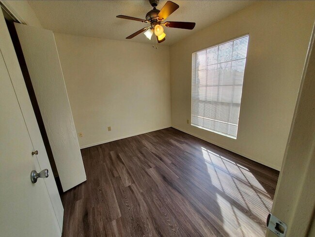 Building Photo - 1109 Hyridge St