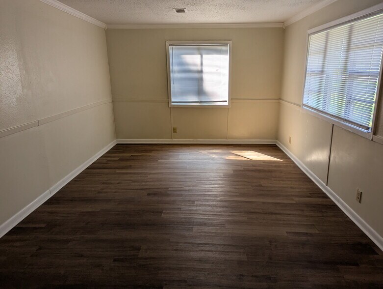 Building Photo - 1615 Dawnview Ln