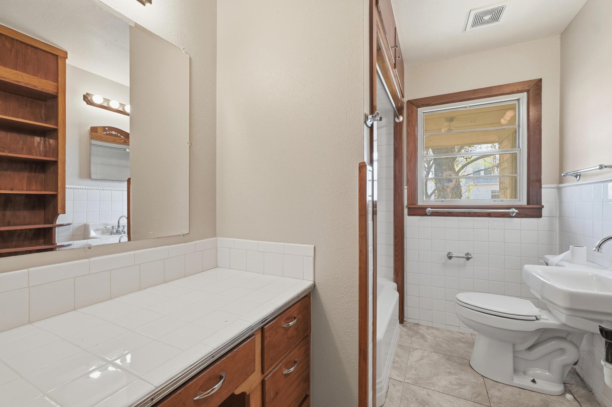 Building Photo - 134 Meander St