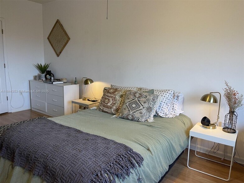 Building Photo - 3500 Coral Way