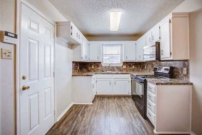 Building Photo - Cute & Cozy Two Bedroom Centrally Located ...