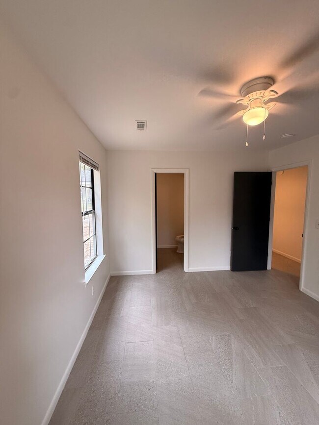 Building Photo - Three Bedroom Beautiful Home Available