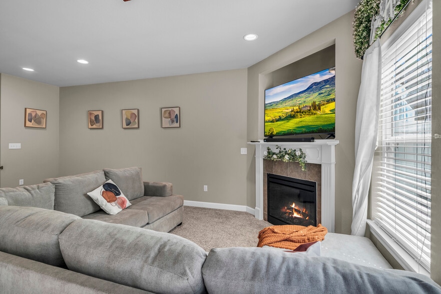 Building Photo - 9415 N Adrian Ave