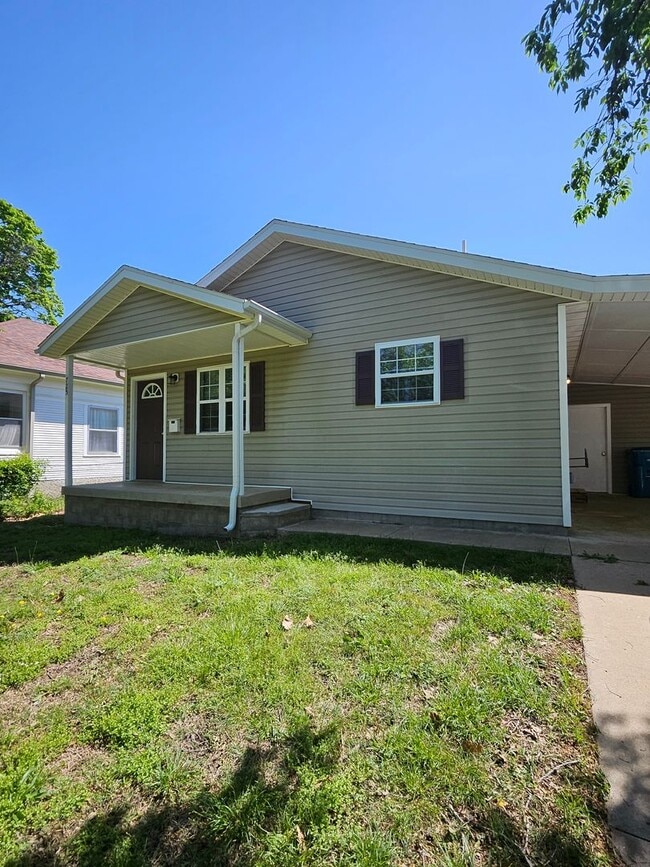 Building Photo - 3 Bedroom, 1 Bath House in Cute Neighborhood!