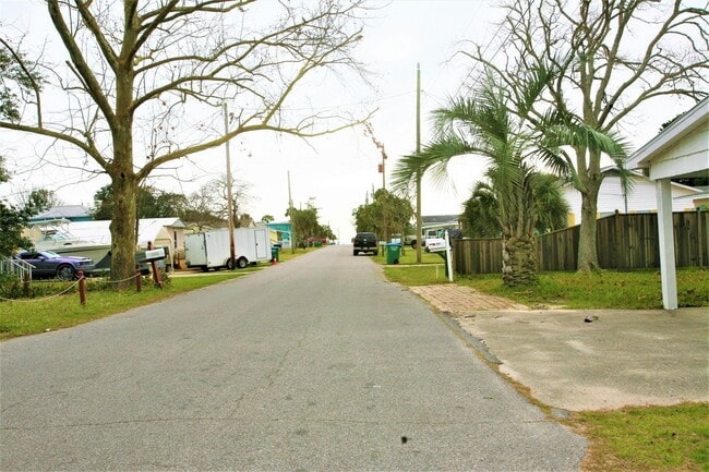 Building Photo - PCB Rental 2 BR / 1 BA - Convenient to it ...