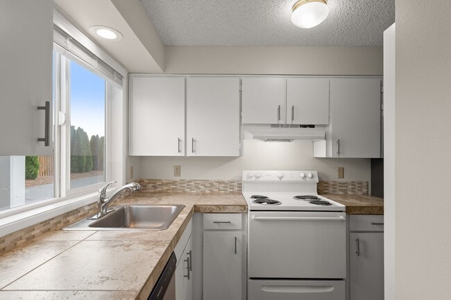 Building Photo - END UNIT!!  2 BEDROOM & 1 .5 BATH TOWNHOUSE