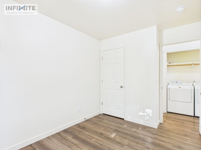 Building Photo - Great Three Bedroom Condo in Belgrade!