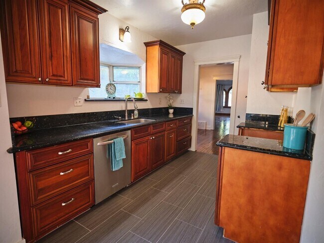 Building Photo - Charming 3 Bedroom in Historical Tower District