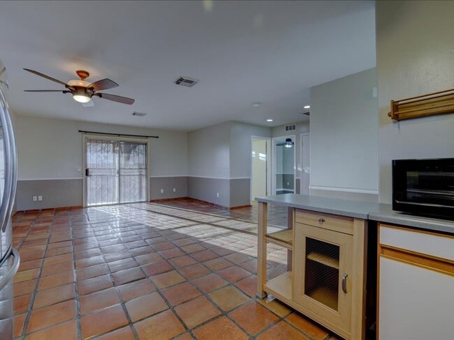 Building Photo - 2 Bedroom, 2 Bathroom and a large Backyard Retreat!