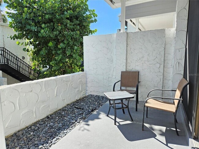 Building Photo - 1555 Tarpon Center Dr