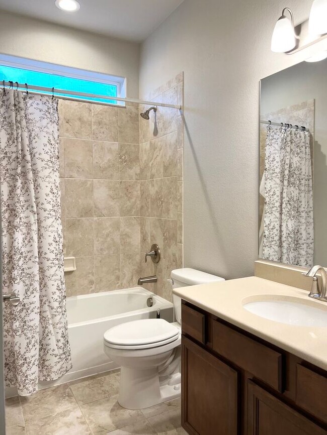 Building Photo - 5 Bedroom/4 Bathroom Ranch Style Home Loca...