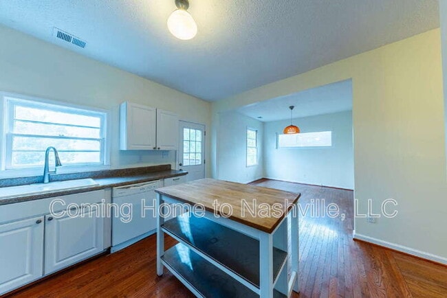 Building Photo - 605 S 11th St