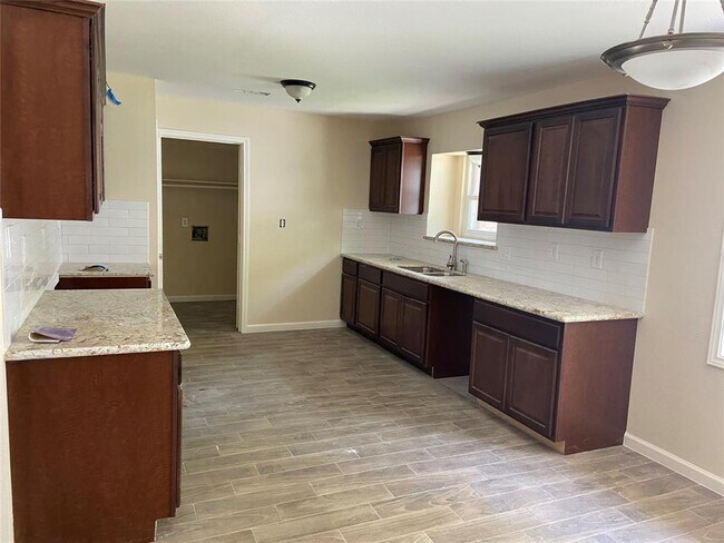 Building Photo - 3329 Longhorn Dr