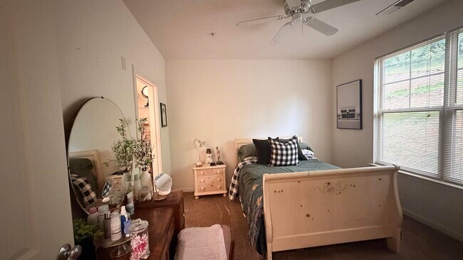 Building Photo - 106 Community Way