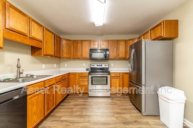 Building Photo - 913 Foch St