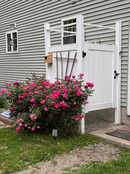 3-season outside shower with hot and cold water - 81 Wiese Albert Rd