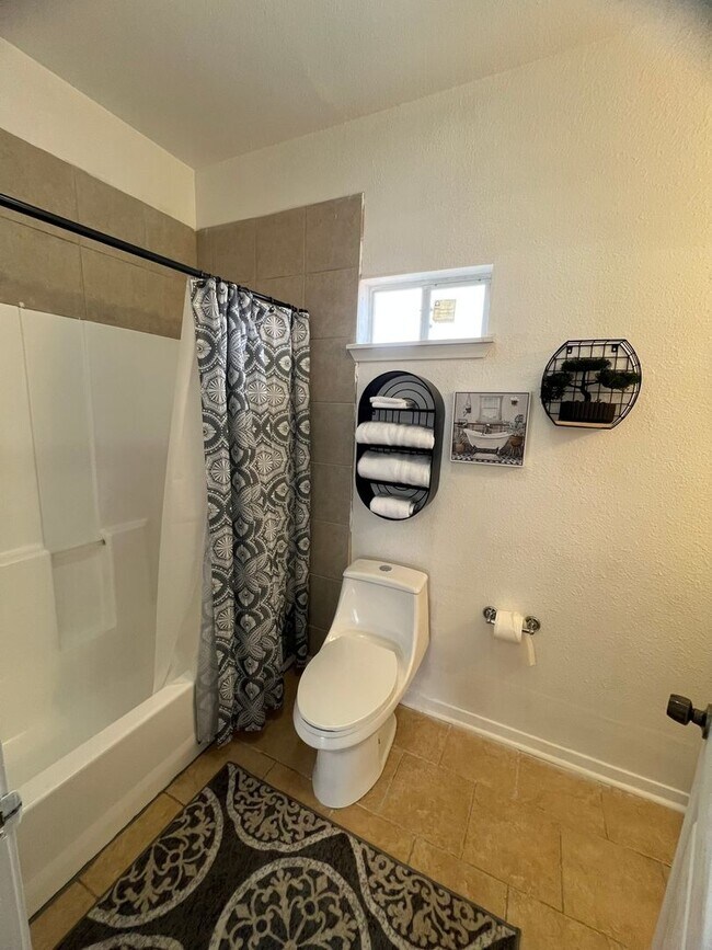 Building Photo - Charming 1BR Townhome in San Antonio