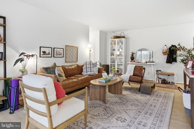 Building Photo - 1210 N Taft St