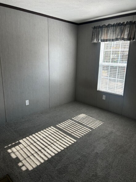 Building Photo - 302 Lakeview Rd