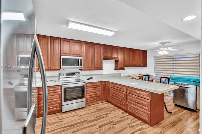 Building Photo - 825 NE 26th Ave