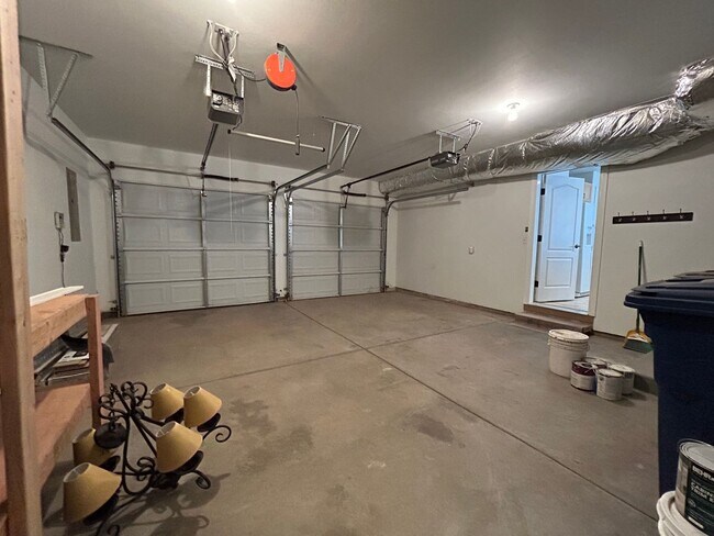 Building Photo - 4 bed, 2.5 ba - Golf Course living in Horn Rapids