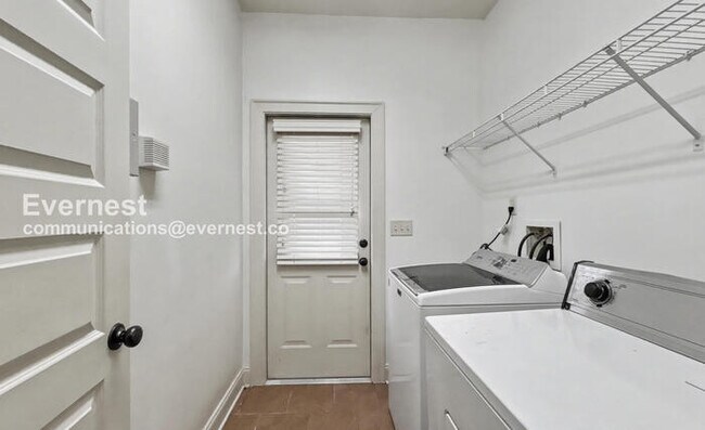 Building Photo - 2067 Ross Park Way