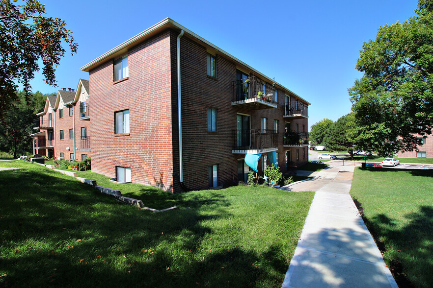 Building Photo - Edgewater Court Apartments