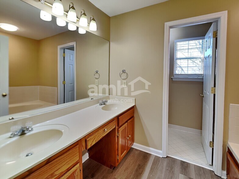 Building Photo - 1432 Brighton Cir