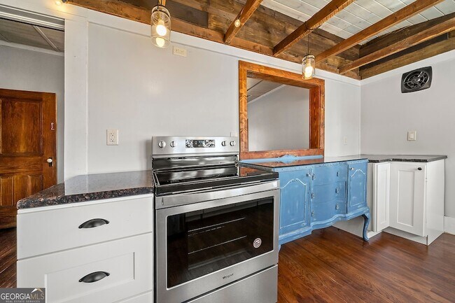 Building Photo - 497 Old Hwy 85