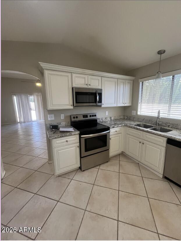 Building Photo - 617 S Golden Key St