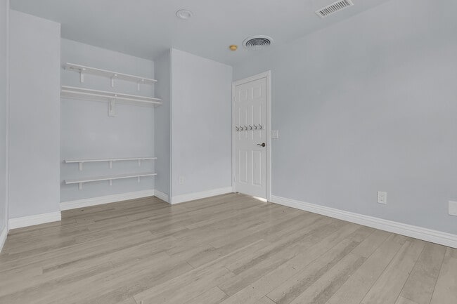 Building Photo - 952 E Cottonwood St