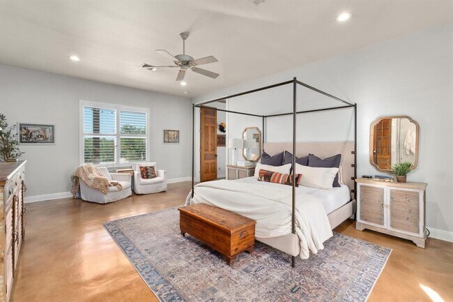 Building Photo - 2300 W Fitzhugh Rd