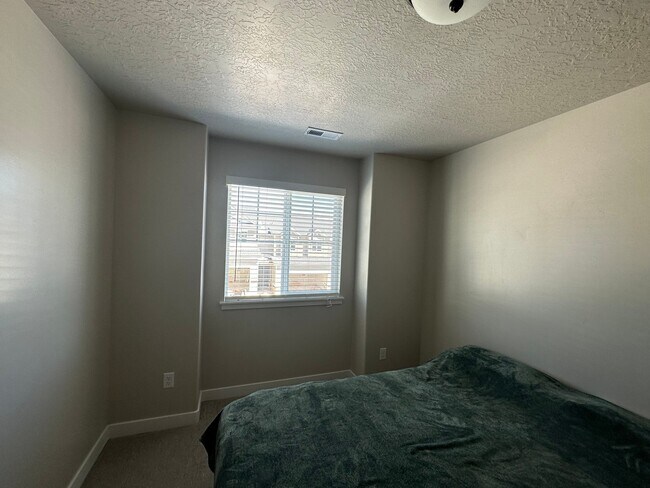 Building Photo - 4035 W Harper Ln