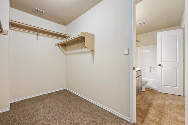 Building Photo - Available Now! Nice 3 Bedroom, 2.5 Bath Duplex located in New Braunfels!