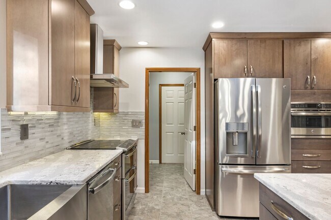 Building Photo - Immaculately maintained rambler in Sammamish with huge yard!!