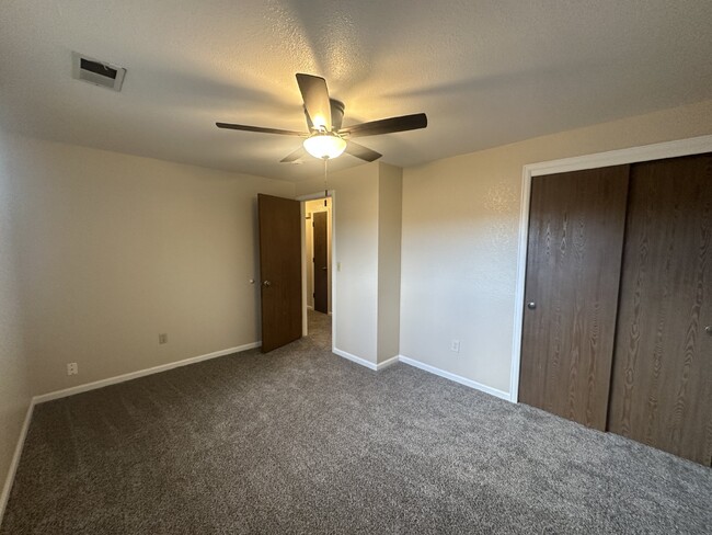 Building Photo - 4BD/2BA Duplex in Golden