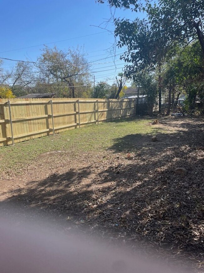 Building Photo - 3536 S Littlejohn Ave