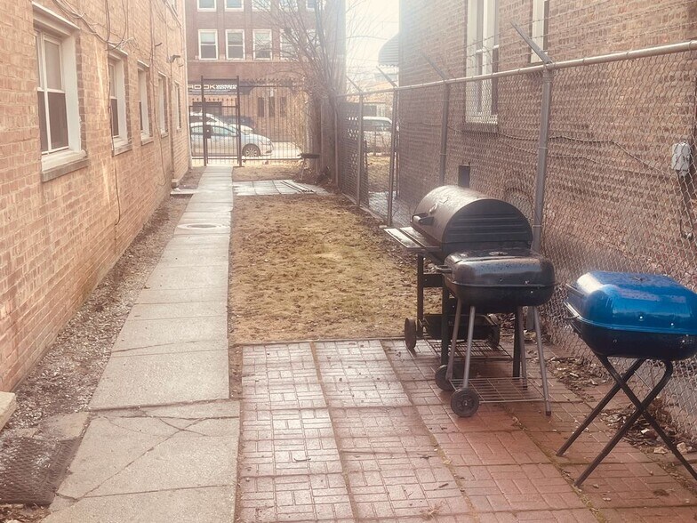 Building Photo - 8921 S Cottage Grove Ave