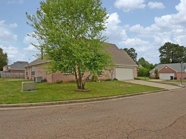 Building Photo - 3 Bed, 2 bath with over 2000 sq feet near Riverdale and Stateline Rd