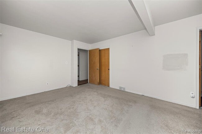 Building Photo - 2360 Pine View Dr